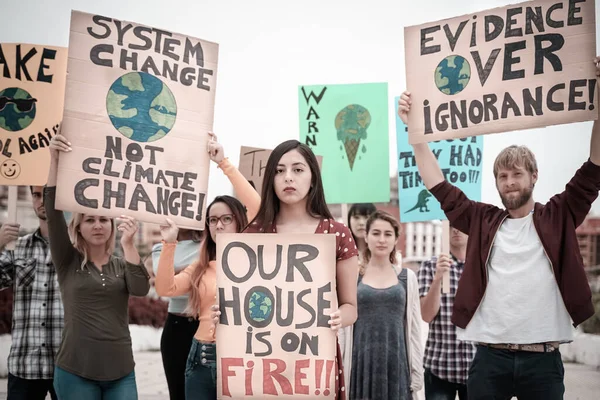 Personas Que Protestan Contra Opinión Multicultural Jóvenes Diferentes Países Mostrando —  Fotos de Stock