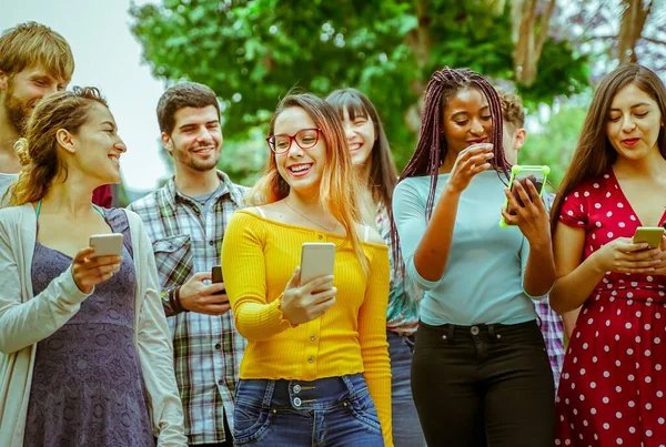 Happy Friends Using Smartphone Fiatal Diákok Szórakozás Technológiával Barátság Egyetemi — Stock Fotó