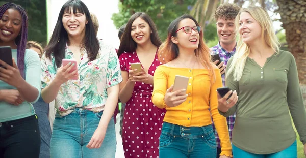Happy Friends Using Smartphone Fiatal Diákok Szórakozás Technológiával Barátság Egyetemi — Stock Fotó