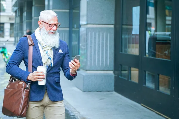 Glücklicher Senior Geschäftsmann Der Nach Feierabend Ein Handy Sucht Und — Stockfoto