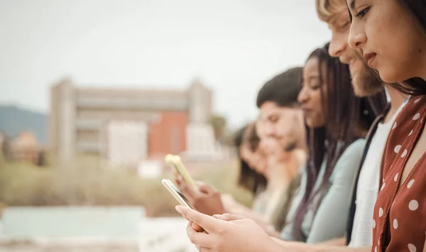 Teenager Die Auf Der Stadtmauer Sitzende Handynachrichten Versenden Millennial Freundesgruppe — Stockfoto