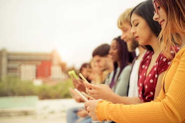 Teenager Die Auf Der Stadtmauer Sitzende Handynachrichten Versenden Millennial Freundesgruppe — Stockfoto