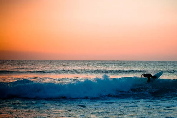 Silhouette Surfer Riding Wave Empty Surf Spot Young Surfer Rides — Stock Photo, Image