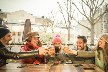 Bir grup milenyum arkadaşı barda bira içip tadıyorlar. Arkadaşlık ve seyahat kavramı. İnsanlar havalı bir barda biralarını paylaşıyorlar. Yüksek izo - görüntü
