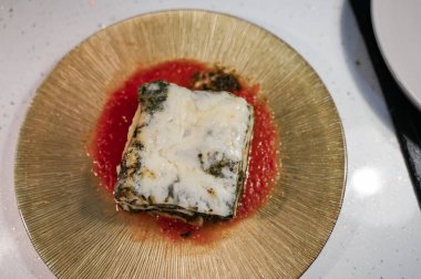 Ispanaklı ve peynirli İtalyan lazanyası. Çıtır peynirli. Lezzetli bir yemek ya da yemek için servis ediliyor.