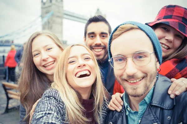 Kafkasyalı mutlu arkadaşlar selfie çekiyor. Öğrenciler teknoloji trendleriyle eğleniyor. Gençlik, teknoloji ve arkadaşlık kavramı - En çok alt sınıftaki kızlara odaklan