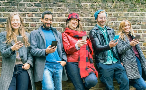 Tinédzserek Sms Mobiltelefon Üzenetek Támaszkodó Városi Fal Baráti Társaság Generációs — Stock Fotó