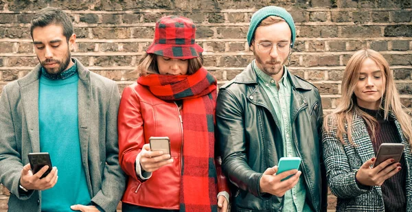 Personas Que Utilizan Aplicación Teléfonos Móviles Inteligentes Adicción Los Estudiantes —  Fotos de Stock