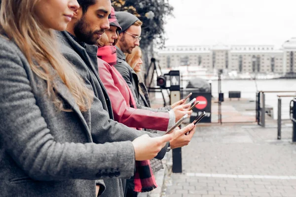 Menschen Die Smartphone App Nutzen Studenten Sind Süchtig Nach Neuen — Stockfoto