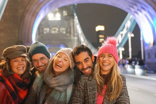 Gruppe Bester Freunde Die Sich Auf Der Straße Vergnügen Eine — Stockfoto