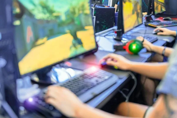 Jongen Gamer Spelen Met Nieuw Spel Man Die Plezier Hebben — Stockfoto