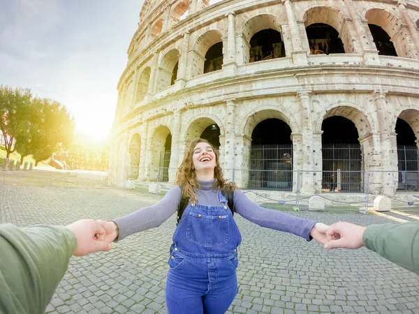 Fiatal Boldog Turisták Játszanak Colosseum Közelében Fiú Fogja Lányt Kezével — Stock Fotó