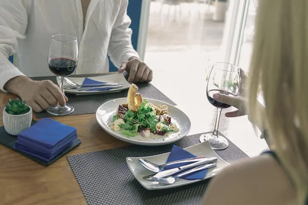 Casal Jovem Com Copos Vinho Salada Cesar Restaurante Para Dia — Fotografia de Stock