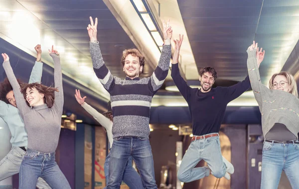 Glückliche Millennials Freunde Springen Der Bahn Junge Studenten Haben Gemeinsam — Stockfoto