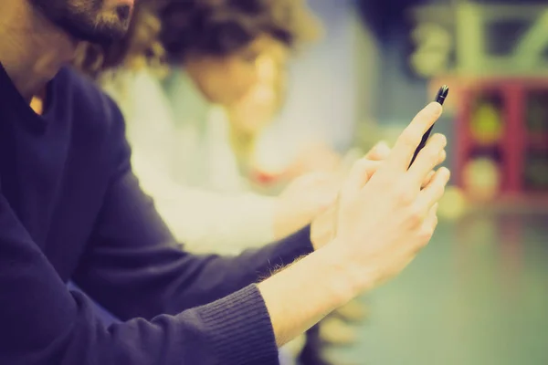 Menschen Die Smartphone App Nutzen Studenten Sind Süchtig Nach Neuen — Stockfoto