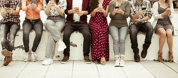 İnsanlar akıllı cep telefonu uygulaması kullanıyor. Öğrenciler yeni teknoloji eğilimlerine bağımlı. Gençlik, sosyal ve arkadaşlık kavramı - Görüntü