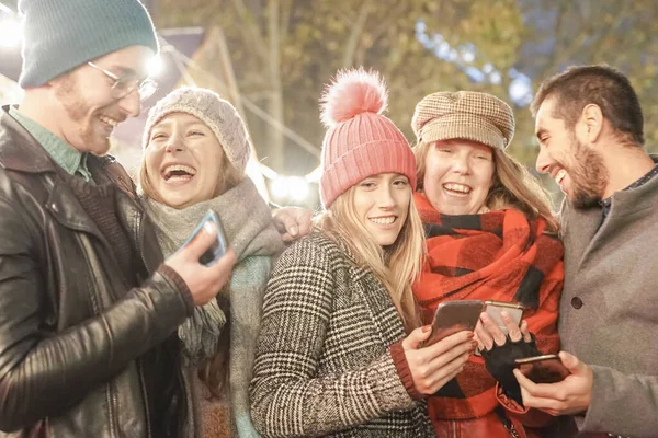 Glückliche Freunde Mit Smartphones Junge Studenten Haben Spaß Der Technik — Stockfoto