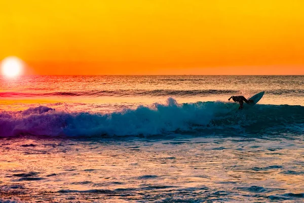 Boş Bir Sörf Yerinde Sörf Yapan Bir Sörfçünün Silüeti Genç — Stok fotoğraf