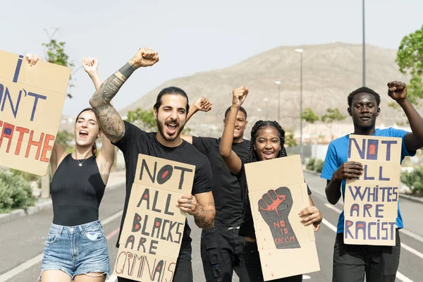 白人と黒人が人権デモに参加した 黒人は物質だ Blm — ストック写真