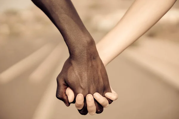 アフリカ連合の平和のための手 人種差別は禁止だ 黒人アフリカ人男性は白人女性と手を携えている 人種差別 労働組合の概念 — ストック写真