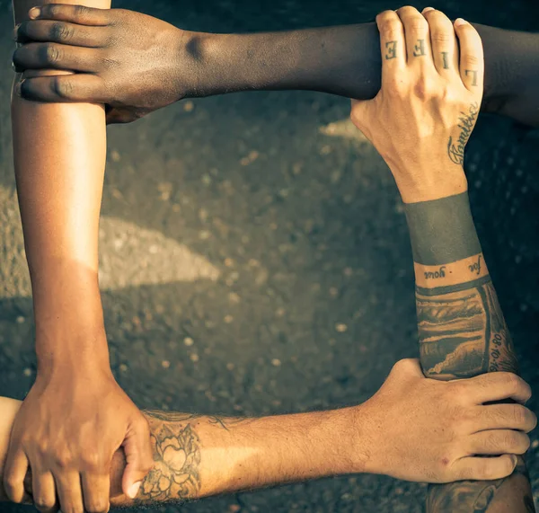 ラテン系 アジア人の手を持つ多人種間の人々は 寛容団結の愛と反人種主義の概念で互いの腕を握っている — ストック写真