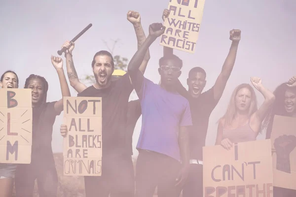 小さな活動家グループは催涙ガスを投げ警察に対して行く 人権のために戦う多民族 黒人の生活は問題であり 人種差別概念ではない — ストック写真