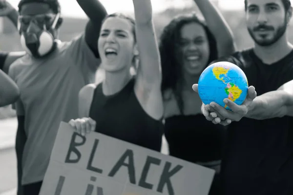 Gelijkheid Wereld Voorgrond Multiraciale Groep Vraagt Mensenrechten Jonge Activist Die — Stockfoto