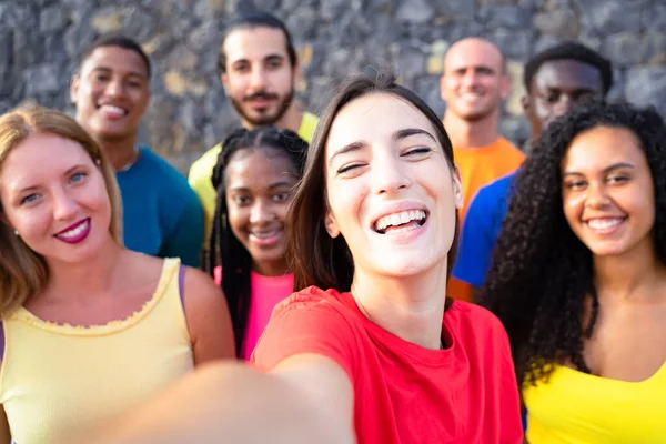 Freundschaft Freizeit Und Sommerkonzept Gruppe Fröhlich Lächelnder Freunde Freien Tourismus — Stockfoto