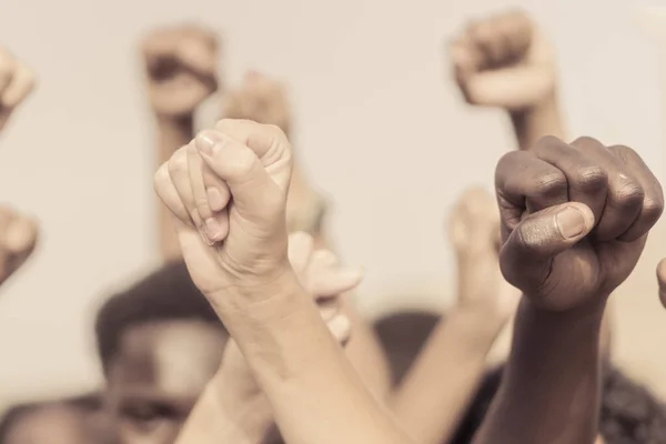 Nsanlar Hakları Için Yumruklarını Kaldırdılar Şçi Hareketi Seçim Hareketi Irkçılık — Stok fotoğraf