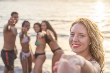 Kumsalda mutlu arkadaşlar. Parti yapmak ve birlikte eğlenmek. Yaz yaşam tarzı konsepti