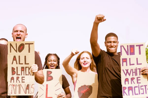 異なる文化や人種の若者が平等の権利のために路上で抗議する 正義と平等の権利のための路上で異なる文化や人種抗議からの友人 — ストック写真