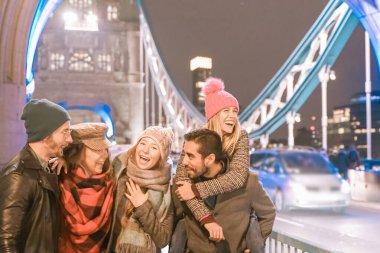 Bir grup iyi arkadaş şehir caddesinde eğleniyor. Bir grup öğrenci büyük köprüde yürüyor. Seyahat ve arkadaşlık kavramı.