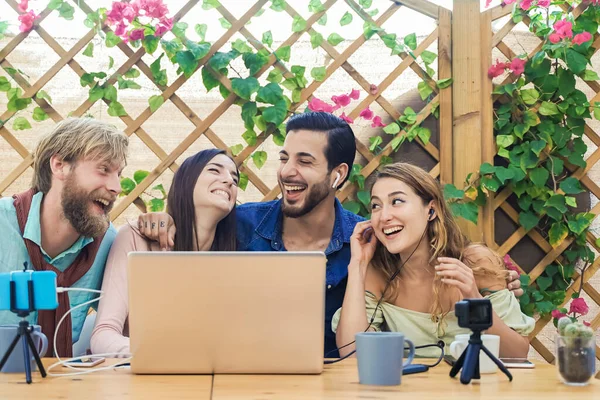 Párok Együtt Ülnek Kávézóasztalnál Videokonferenciát Tartanak Egy Négy Fiatal Barátból — Stock Fotó