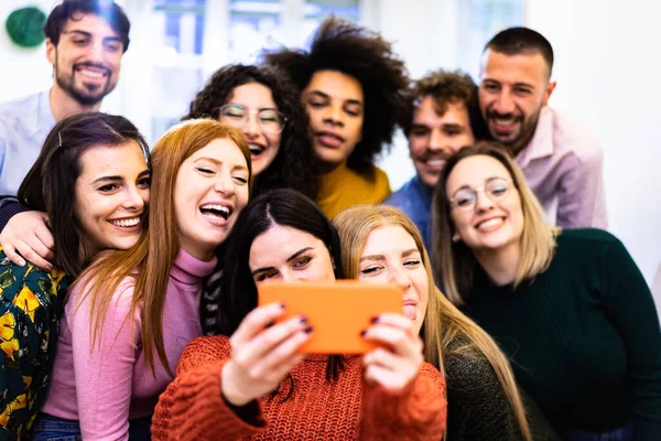 Mutlu arkadaşlar çok ırklı selfie çekiyorlar. Öğrenciler teknoloji trendleriyle eğleniyor. Gençlik, teknoloji ve arkadaşlık kavramı.