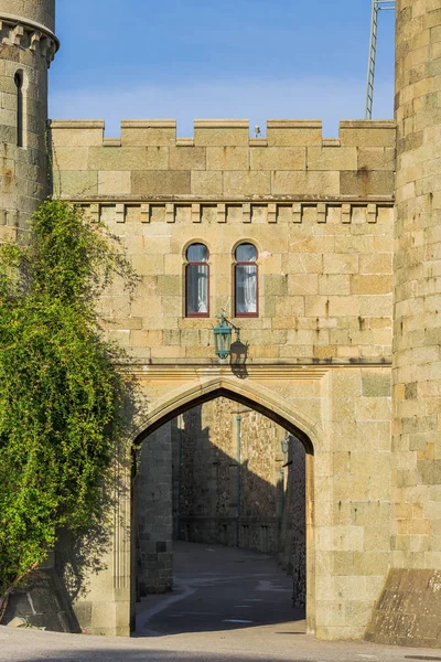 Gerbang kuno dan dinding tua dengan jendela — Stok Foto