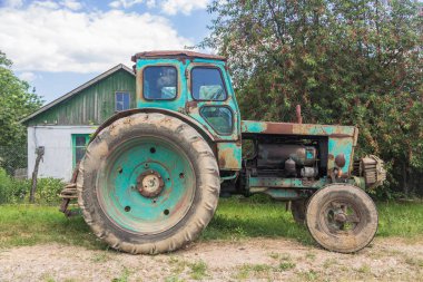 Yaz köyün eski paslı traktör