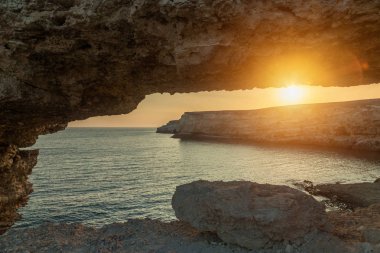 Rocky Dağları arasında denizde günbatımı