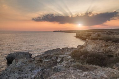 Deniz on Sunset. Kayalık taş sahil.