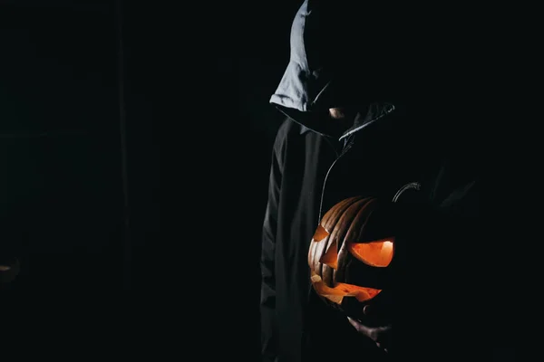 Balkabağı ellerinde. Balkabağı feneri. Cadılar Bayramı sembolü.