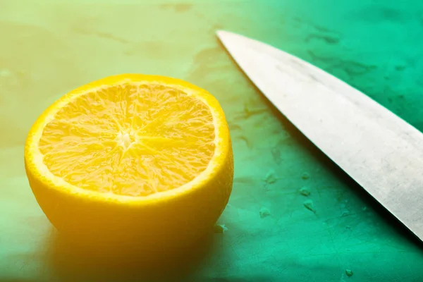 Tahtayı bir fırçayla tutan el.