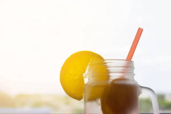 Tahtayı bir fırçayla tutan el.