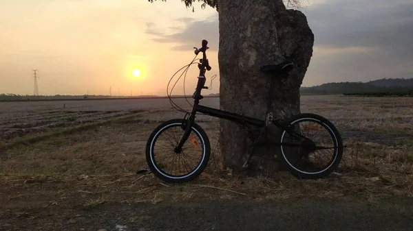 Bicicleta Con Fondo Atardecer Una Playa — Foto de Stock