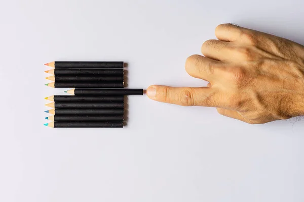 Transtorno Obsessivo Compulsivo Mão Masculina Obsessivamente Ordenando Alguns Lápis Coloridos — Fotografia de Stock