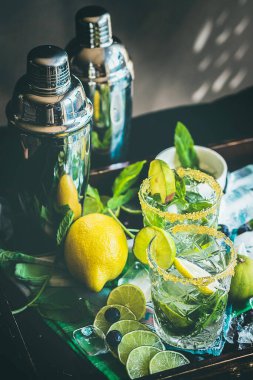 Yaz aylarını canlandırmak için buz, nane ve şeker, buzlu, naneli, limonlu ve limonlu kokteyller.