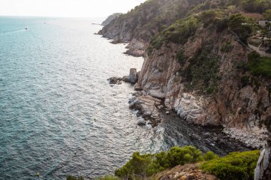 Yazın gün batımında Katalonya 'da Costa Brava plajı Katalan sahilinin yukarısından manzarası