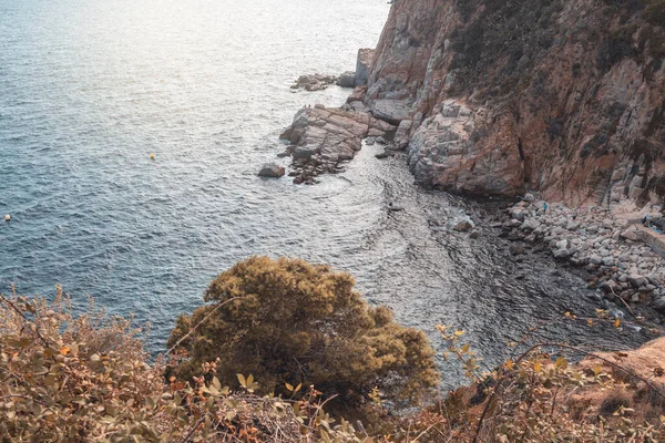 Yazın gün batımında Katalonya 'da Costa Brava plajı Katalan sahilinin yukarısından manzarası