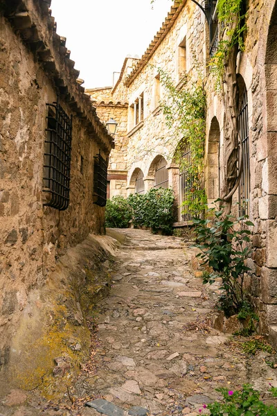 カタルーニャ州ジェローナのトッサ マルの町の絵のような通りカタルーニャ海岸の狭い通り 地中海の町 — ストック写真