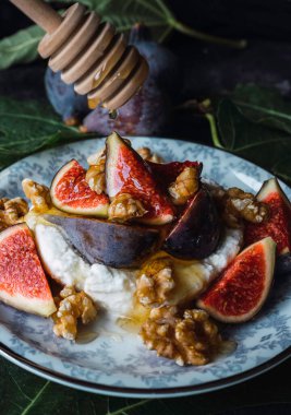 Cevizli taze peynir ve incirli tatlı.