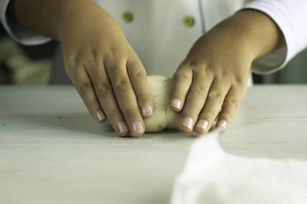 Mãos Criança Fazendo Pão Com Massa Fresca Tábua Madeira Estilo — Fotografia de Stock