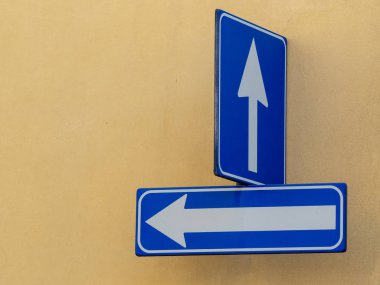 tek yönlü yol işareti kentsel yolda